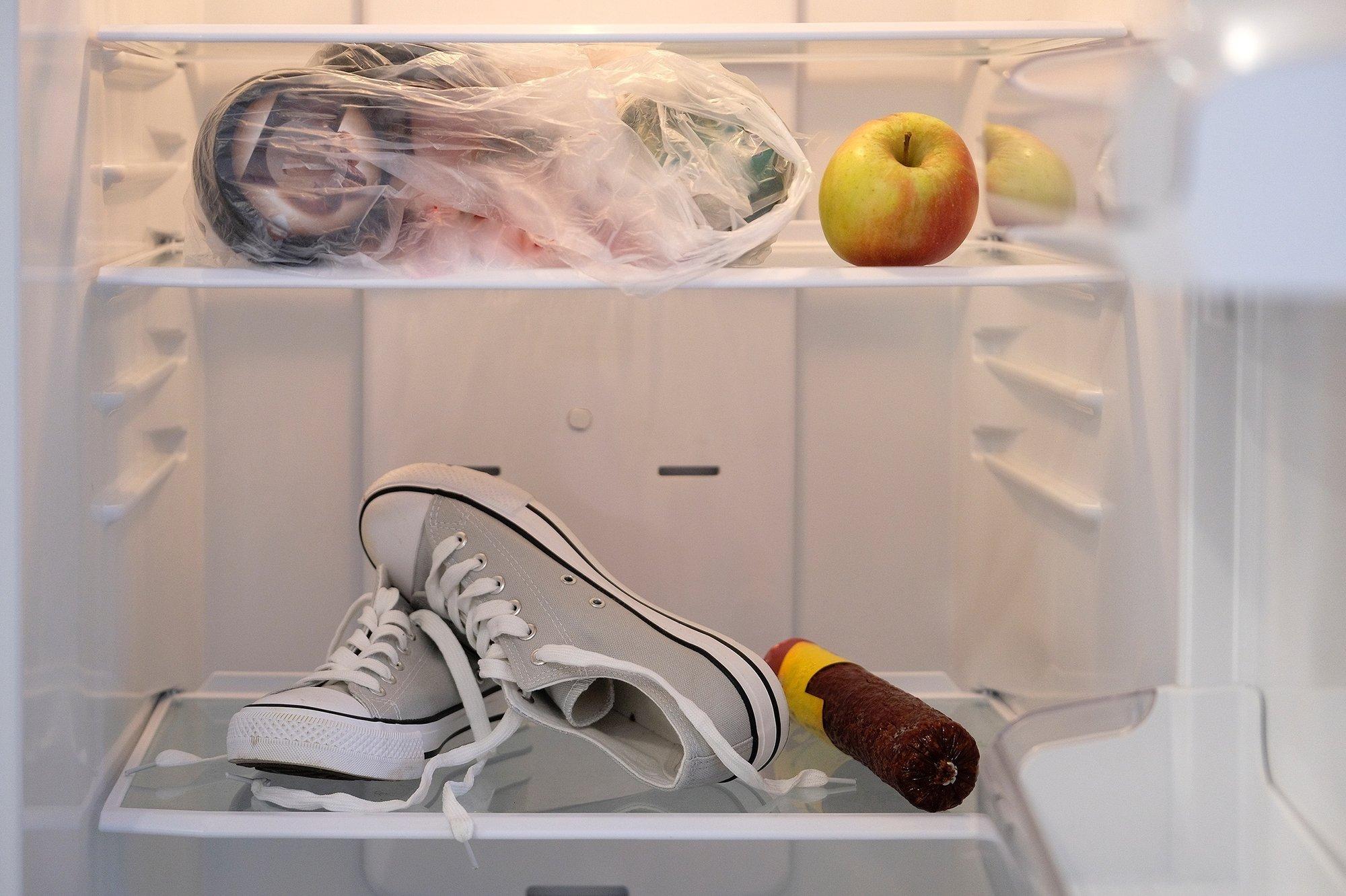 Ребенок в морозилке мужское. Странные вещи в холодильнике. Ботинки в холодильнике. Туфли в холодильнике. Вещи в холодильнике.